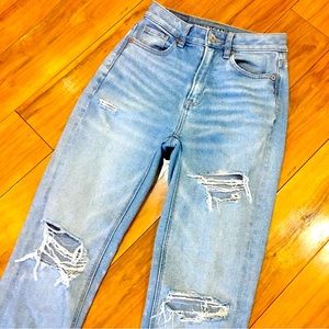American Eagle AEO moms straight jeans light wash distressed denim 00